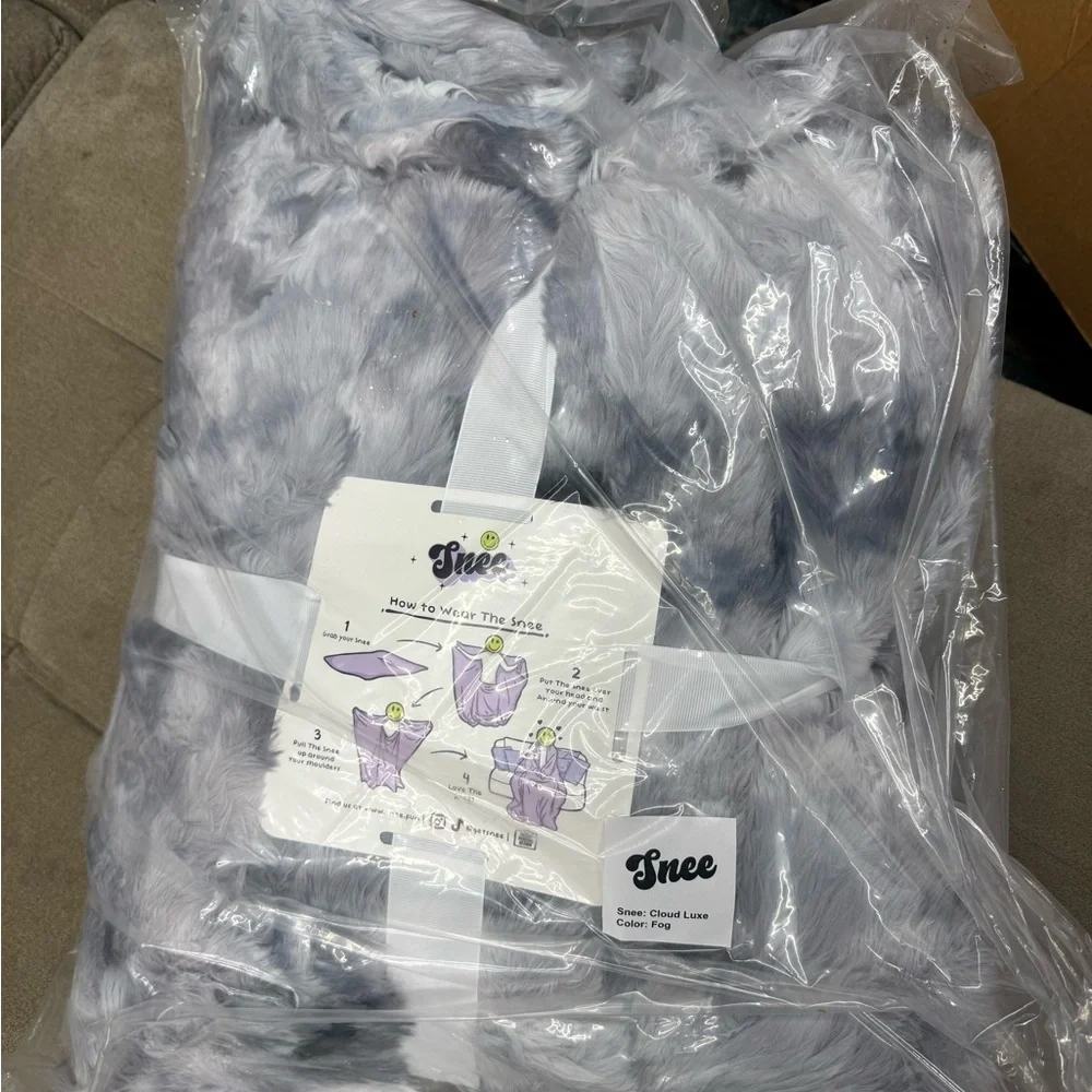 Viral Snee wearable Blanket - Picture 2 of 2